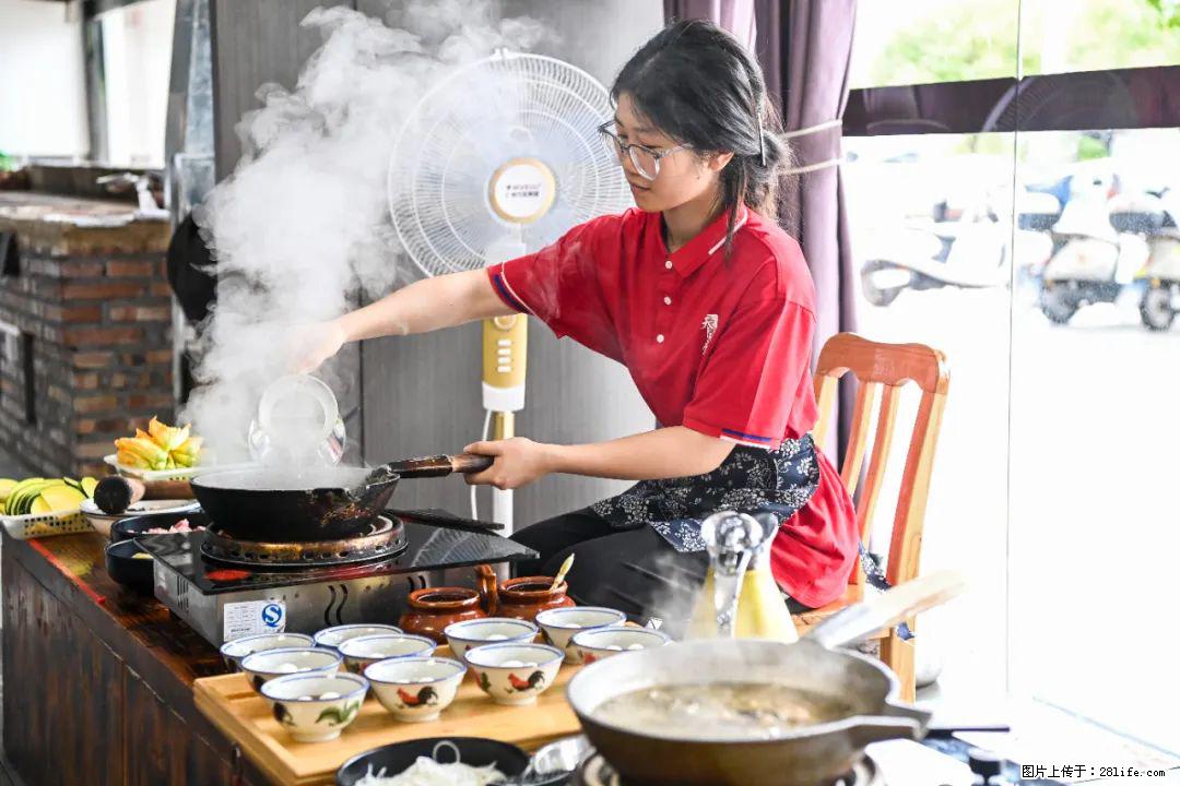 全网追的“扁担女孩”,找了一份暑假工,时薪12元 - 昌都生活资讯 - 昌都28生活网 changdu.28life.com